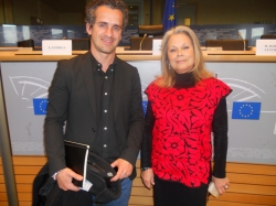 Edite Estrela e José Luís Peixoto no encontro de escritores e políticos do Sul para debater a crise que decorreu no PE, em Bruxelas, no dia 10 de abril de 2013