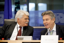 Vital Moreira com o comissário Karel de Gucht na reunião da comissão do Comércio Internacional do PE, março de 2012