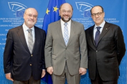 Capoulas Santos com o presidente do PE, Martin Schulz, e o presidente da comissão de Agricultura do PE, Paolo de Castro, 11 de abril de 2012