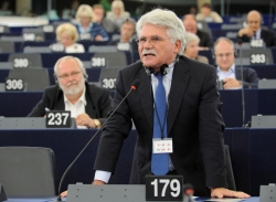 Vital Moreira durante um debate em plenário, Estrasburgo